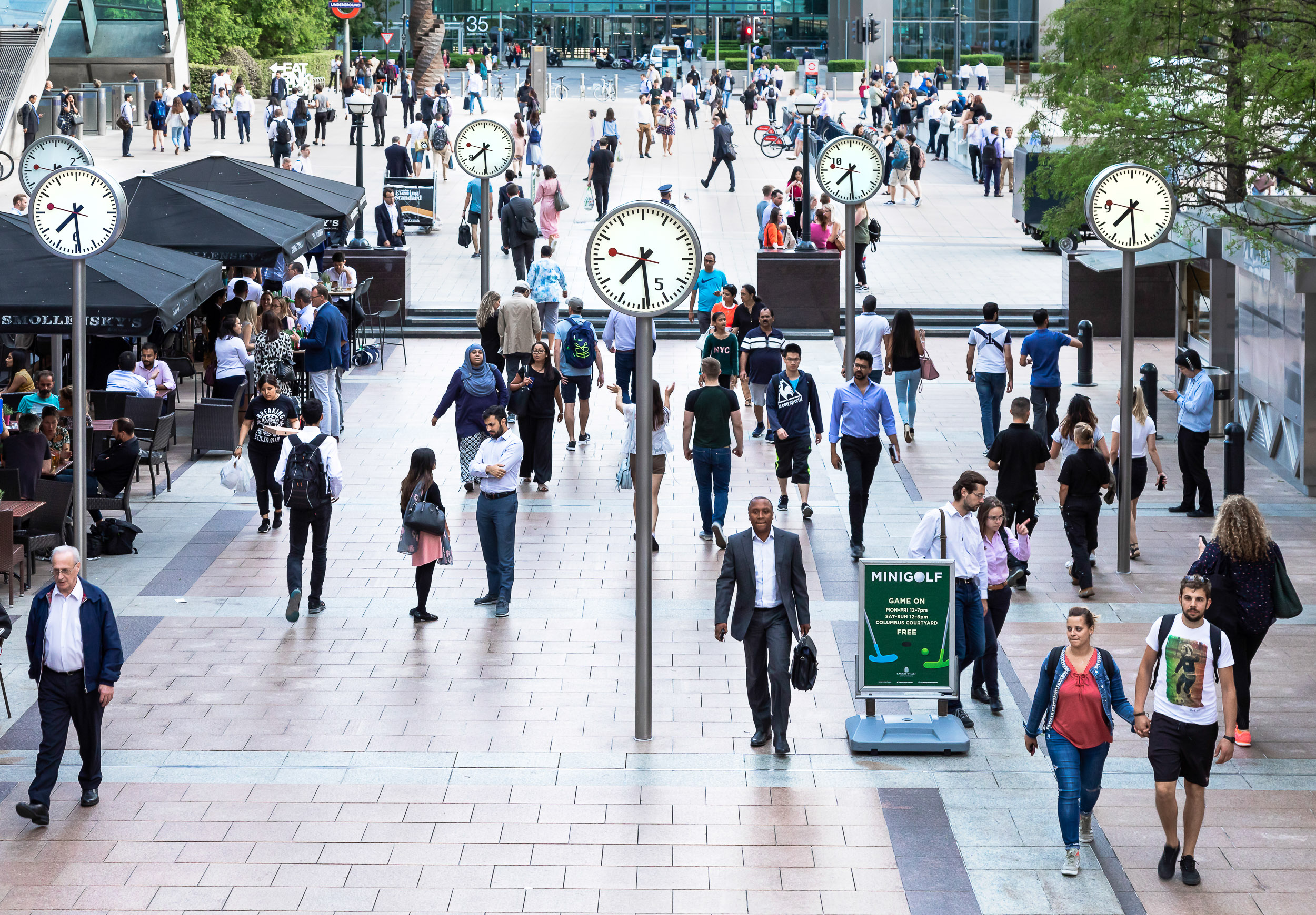 Busy corporates and visitors at Canary Wharf 