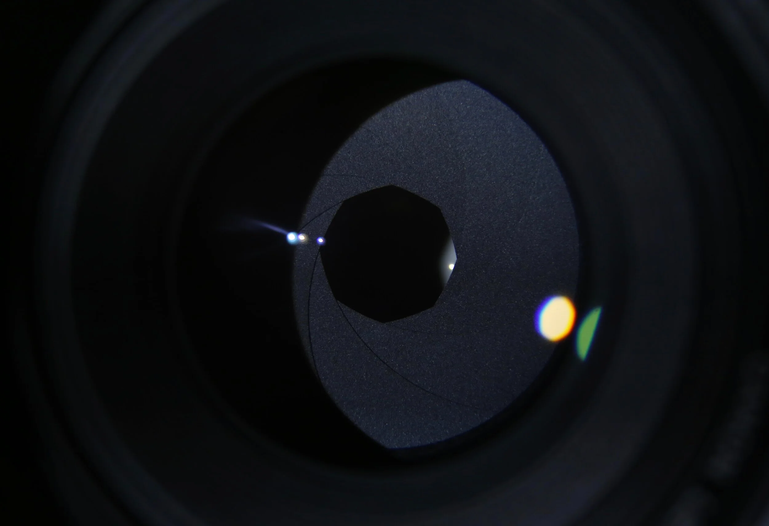 camera lens opening explaining aperture marcus-urbenz-ueucI7YmG6g-unsplash.jpg